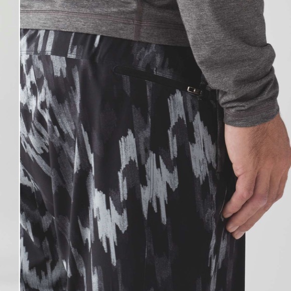 Lululemon T.H.E. Short * 9" Rock Face Mercury Black - Picture 3 of 8